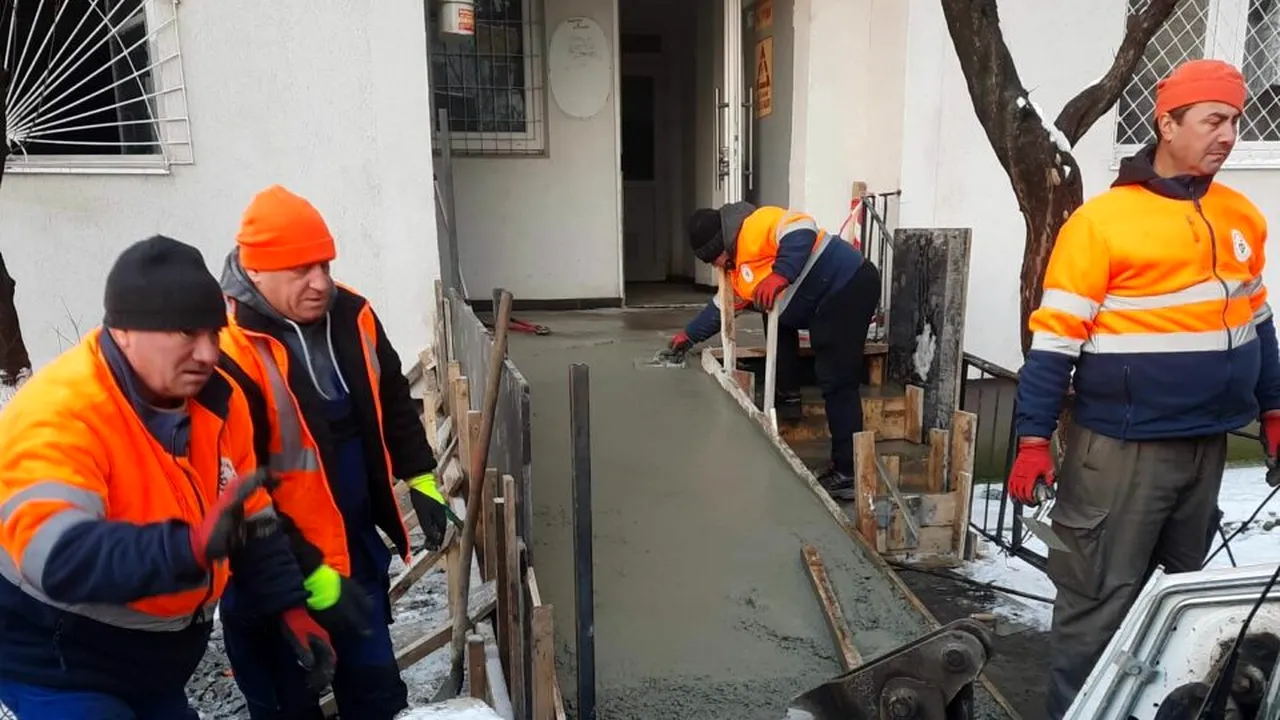 (P) Echipa Infrastructură Sector 5 continuă lucrările pe teren, indiferent de condițiile meteorologice