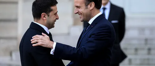 GALERIE FOTO - Începe Emmanuel Macron să îl copieze pe Volodimir Zelenski? Cum a început să se îmbrace președintele Franței