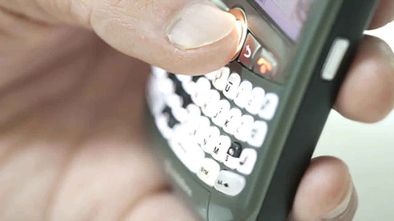 Cât vorbesc românii la telefonul mobil