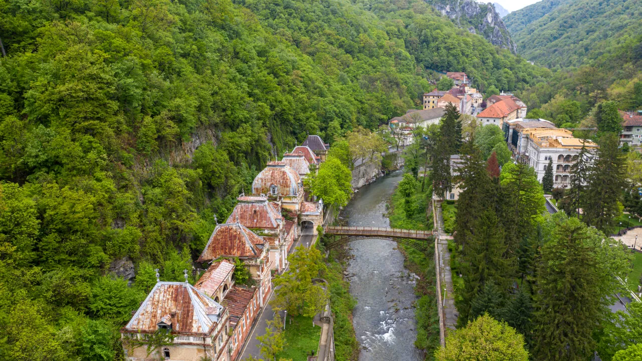 Stațiunea din România, renumită pentru izvoarele termale, care a ajuns ruine. Era preferata lui Nicolae Ceaușescu