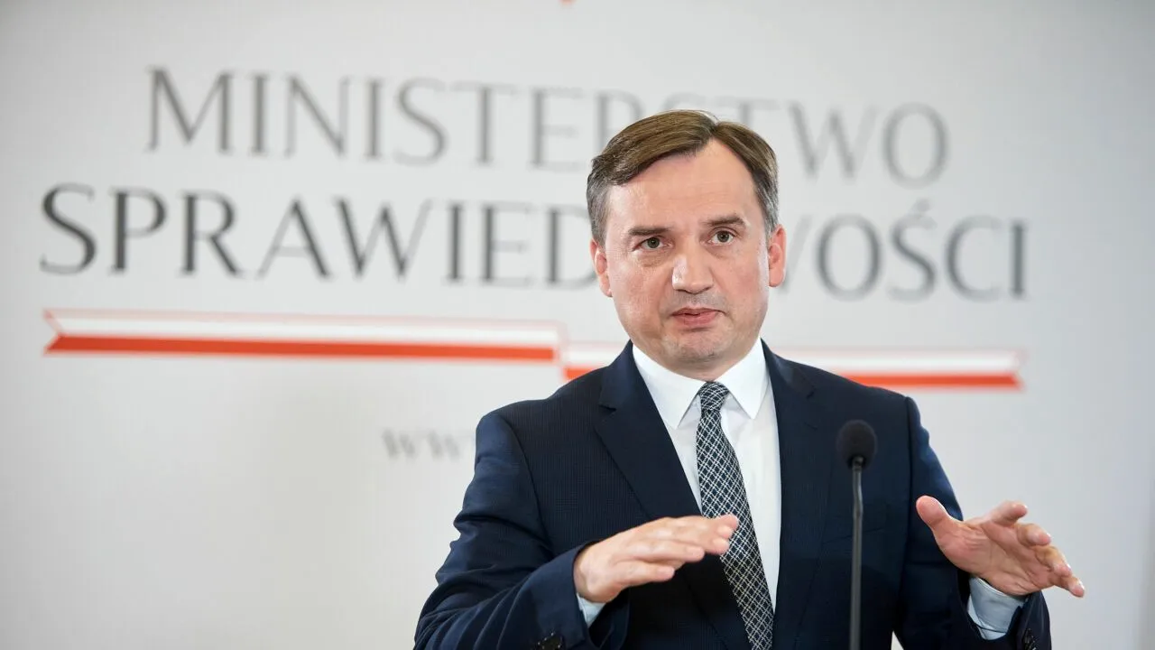 Un fost ministru al Justiției din Polonia, urmărit pentru deturnare de fonduri, a primit azil politic în Ungaria