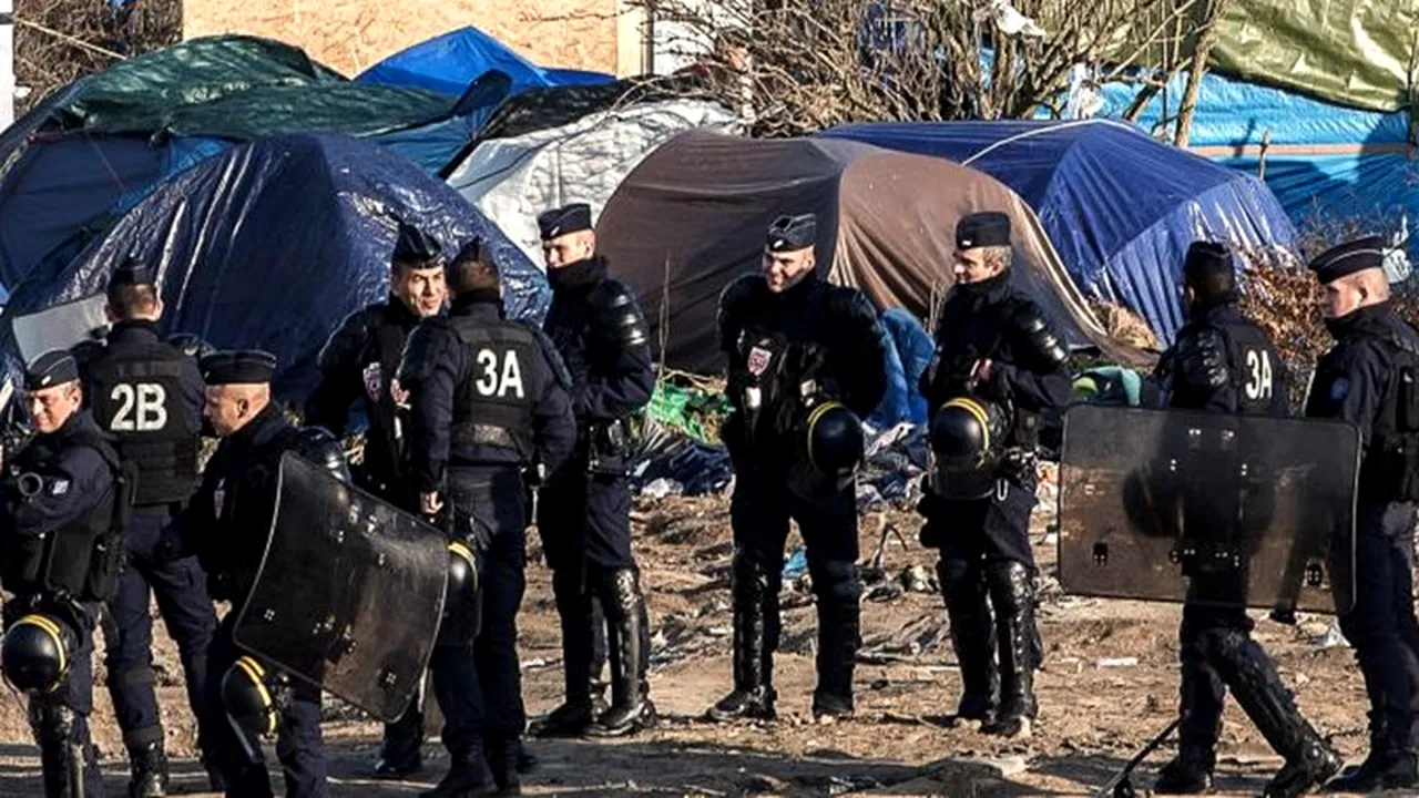 Mai multe incendii au izbucnit în tabăra de la Calais, în timpul evacuării: 