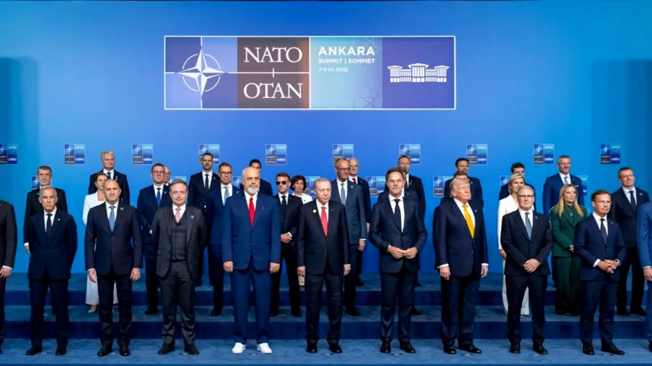 Fotografia oficială a summitului NATO Ankara 2026. Lideri, printre care și Nicușor Dan, ascunși după alți lideri. Macron și-a luat nelipsiții ochelari de soare