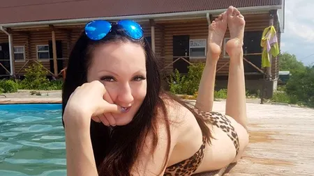 Aceasta este femeia cu cele mai lungi picioare din lume. Cum arată pe lângă un om obișnuit