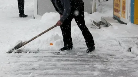 Zeci de amenzi date în Capitală din cauza gheții de pe trotuare și a țurțurilor