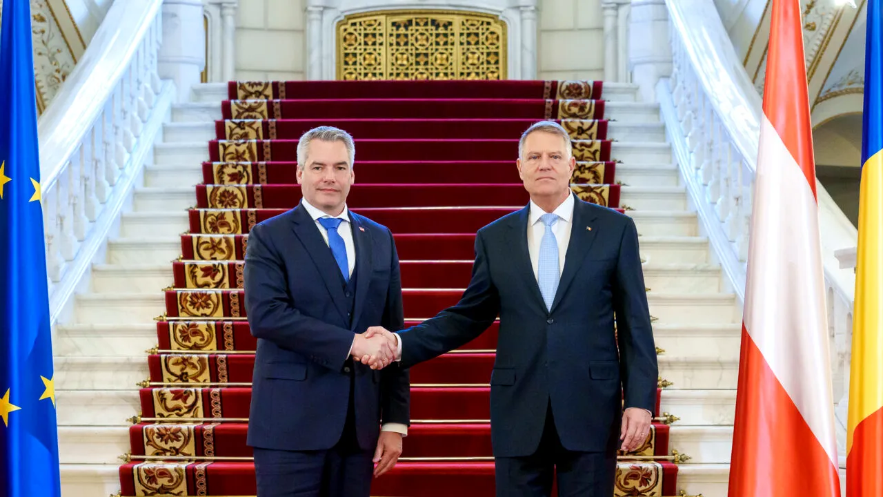 Klaus Iohannis l-a primit la Cotroceni pe liderul austriac Karl Nehammer. 