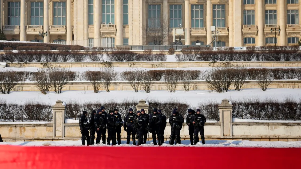 Doi protestatari din Piața Constituției au fost REȚINUȚI după ce au ȘICANAT un reporter