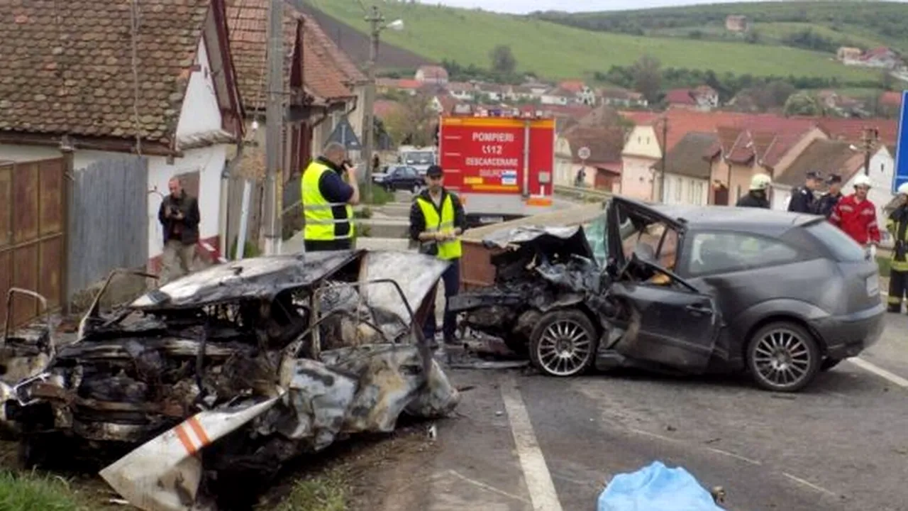 Doi morți și patru răniți în Sibiu, după ce un autoturism a intrat pe contrasens și a izbit frontal un altul, care a luat foc