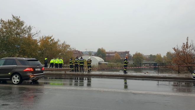 București: O mașină în care se aflau două persoane a căzut în Lacul Floreasca