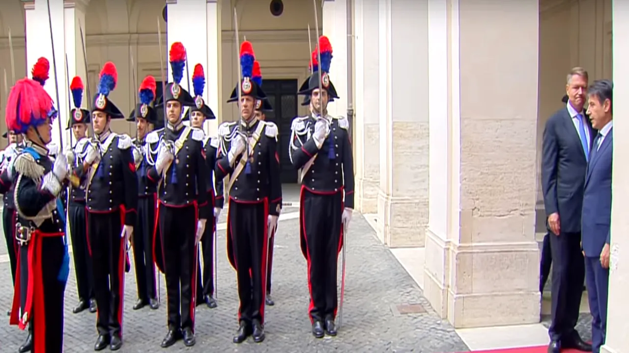 GAFĂ DE PROTOCOL a președintelui Klaus Iohannis la întîlnirea cu premierul italian Giuseppe Conte: S-a ÎNTORS în timp ce garda dădea ONORUL