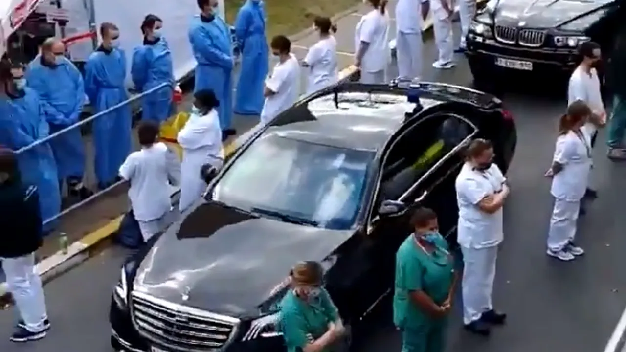 TĂCERE. Personalul medical dintr-o țară cu peste 9.000 de decese, protest tăcut cu spatele la premier - FOTO / VIDEO