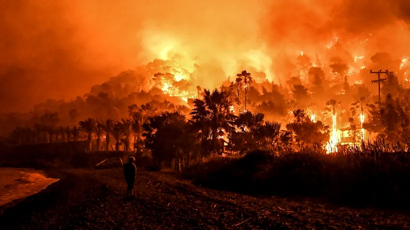 Revoltă în GRECIA în urma unui incendiu pe insula Hydra declanșat de focurile de artificii de pe un iaht