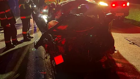 Viteza la volan face din nou victime! Un tânăr de numai 23 de ani a murit prins între fiarele contorsionate ale mașinii pe un drum din Prahova