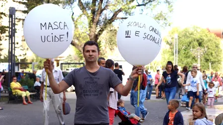 Protest anti-mască în Piața Universității! Peste 200 de persoane scandează că educația se face în ”cuști de plexiglas” FOTO