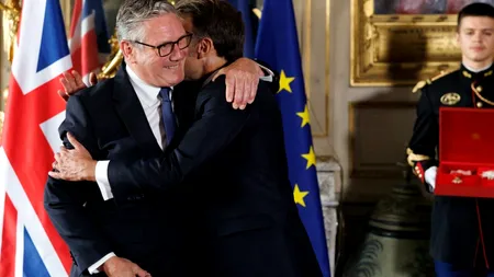 Premierul britanic Keir Starmer, decorat de Emmanuel Macron cu cea mai înaltă distincție a Franței