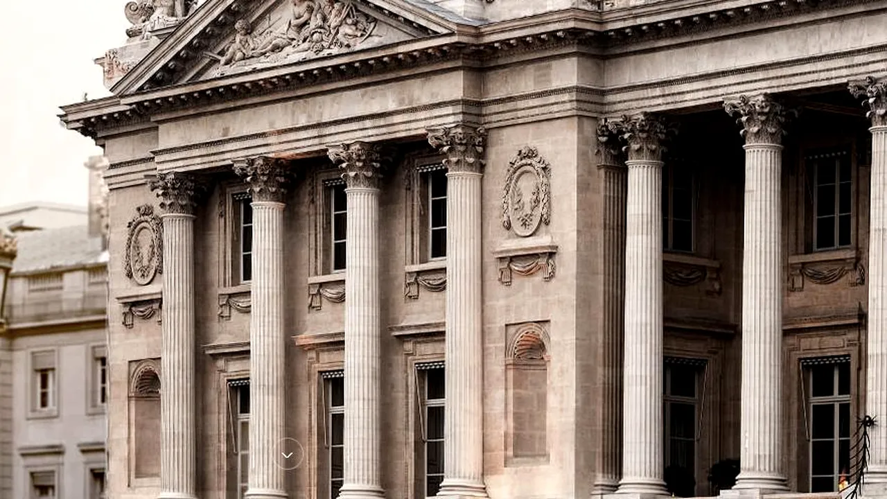 Un hotel de lux din Paris își scoate la licitație mobila și colecția de vinuri pentru a fi restaurat: 