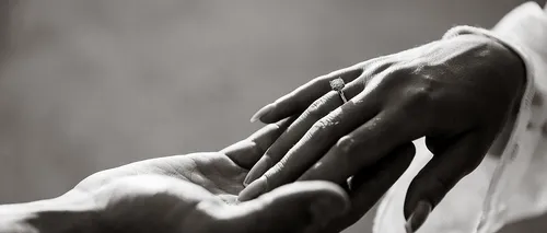 Un bărbat și-a cerut iubita în căsătorie după ce a găsit un inel de logodnă într-un pește. Care este răspunsul partenerei