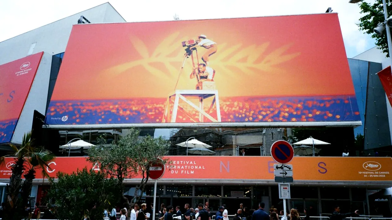 Se întâmplă în România! Proiect de lege care permite amplasarea panourilor publicitare pe spațiile publice și poziționarea acestora în parcuri, intersecții și spații giratorii, la un pas să fie votat în Parlament