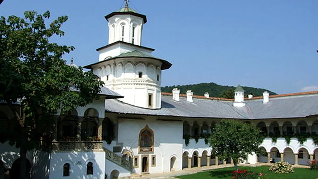 Șase persoane, în stare gravă după ce au consumat o tocăniță de ciuperci la Mănăstirea Horezu. Autoritățile au demarat o anchetă