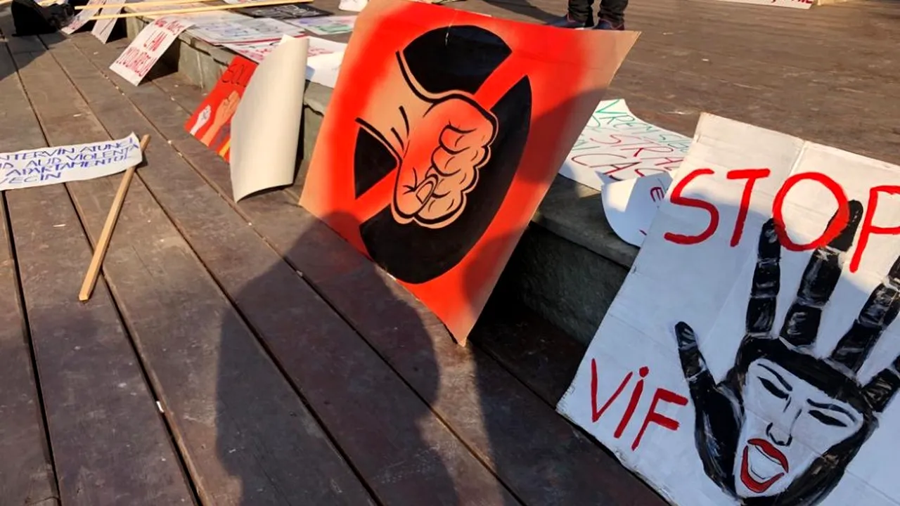 Sute de oameni la marșul pentru protecția femeilor, în Capitală: „Facem împreună Revoluția feministă