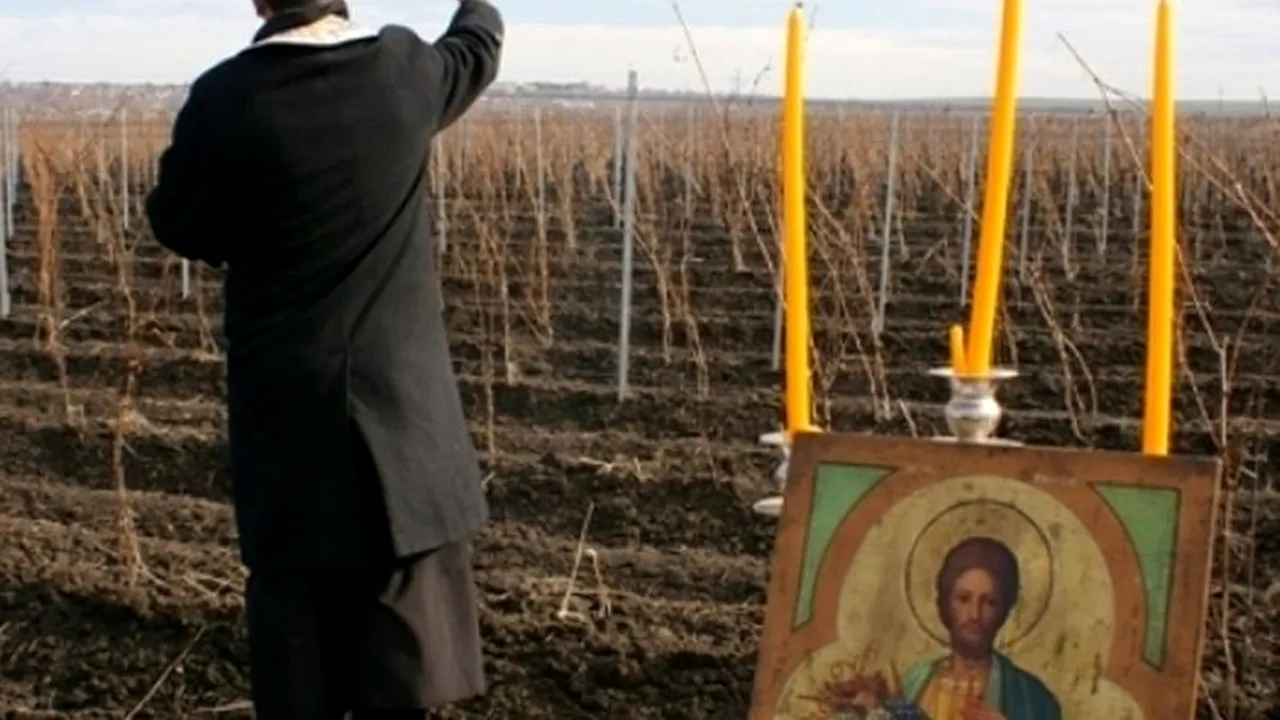 Rugăciune pentru bani europeni. ULTIMA SOLUȚIE a Guvernului pentru accesarea fondurilor UE: popa din sat