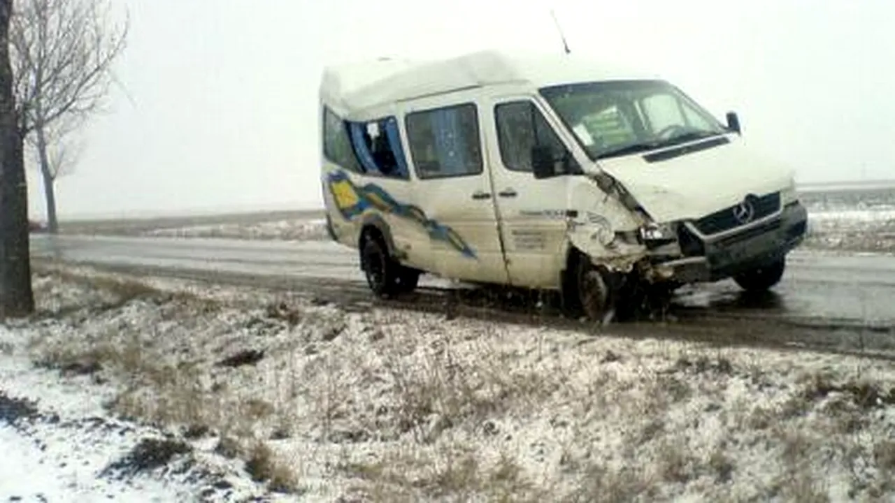 13 persoane au fost rănite, după ce un microbuz a derapat și s-a oprit într-un șanț