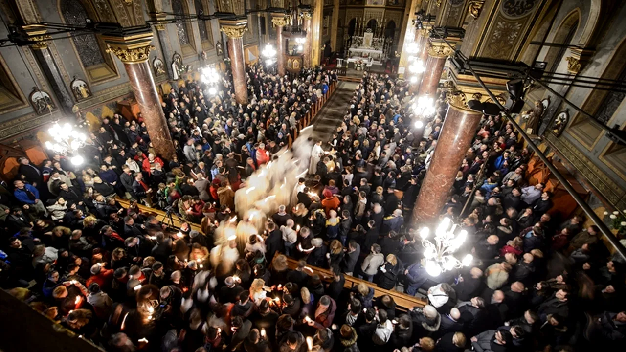 Sute de mii de credincioși catolici din România au participat la slujba Învierii