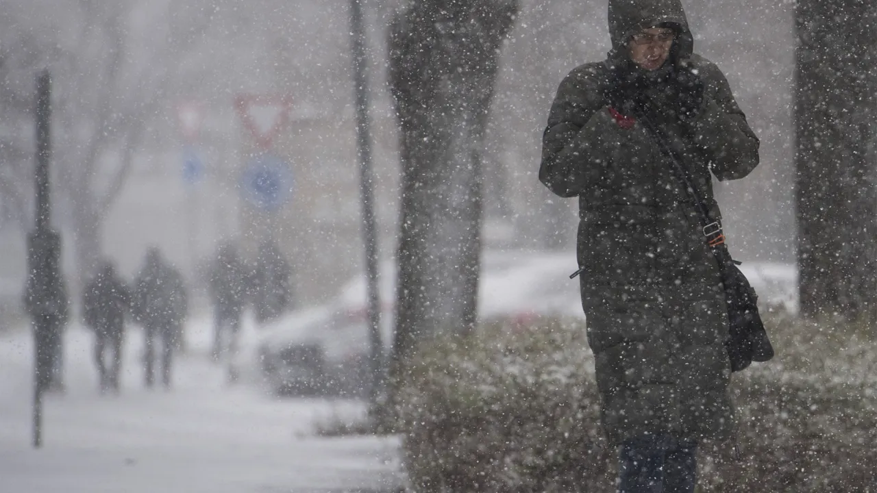 Vremea se RĂCEȘTE în toată țara. Temperaturi de până la  -15 grade și NINSORI 
