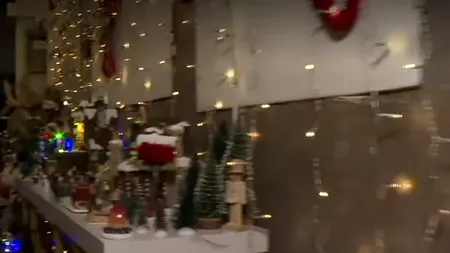 Scara unui bloc din Drobeta-Turnu Severin, transformată într-o poveste de Crăciun de o familie de români întoarsă din Germania