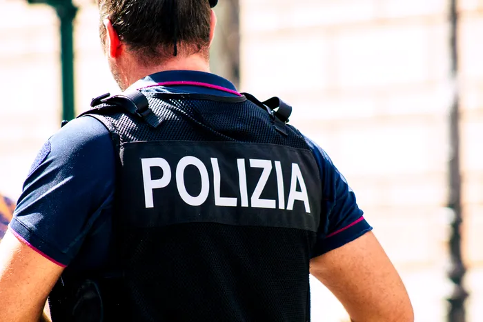 Doi italieni au fost trimiși în judecată după ce au confundat o femeie din Ucraina cu o româncă și au început să o înjure. Ce acuzații li se aduc