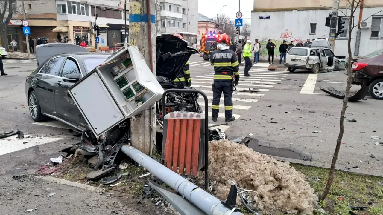 O femeie de 59 de ani a rămas fără un picior după un carambol într-o intersecție din Brăila. Un șofer a trecut pe roșu și a ajuns pe trotuar