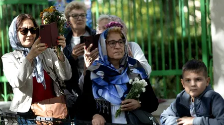 VIDEO | În căutarea minunilor pe Dealul Mitropoliei: cei mici vor să fie mai cuminți, iar cei mari vor sănătate. Un adevărat miracol este vremea