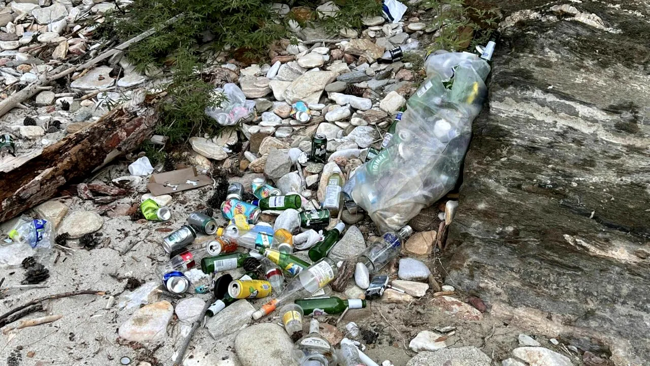 Insula Thassos, plină de gunoaie și ambalaje românești. Ce a postat o turistă pe un grup de călătorii