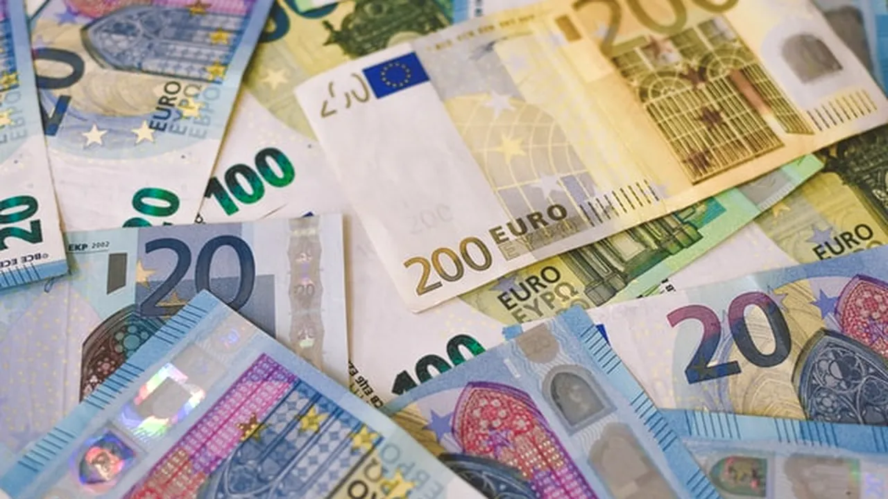 O fetiță de doi ani din Germania a aruncat o pungă cu bani din mașina tatălui ei, provocând un accident în lanț