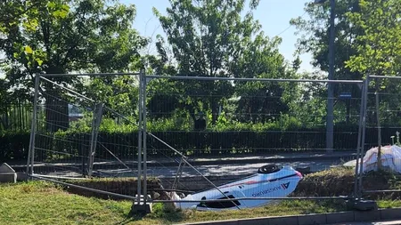 Un șofer din București a plonjat cu duba într-o groapă de schimbat țevi din Sectorul 2