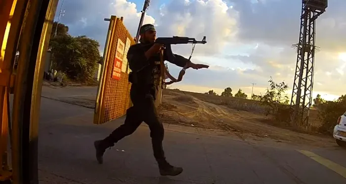 Un terorist Hamas, la momentul atacului de pe 7 octombrie 2023 