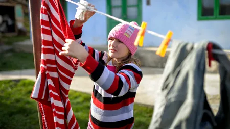 Pentru 700 milioane de copii din lume, copilăria s-a încheiat prea devreme. România, în topul țărilor cu adolescente care devin mame