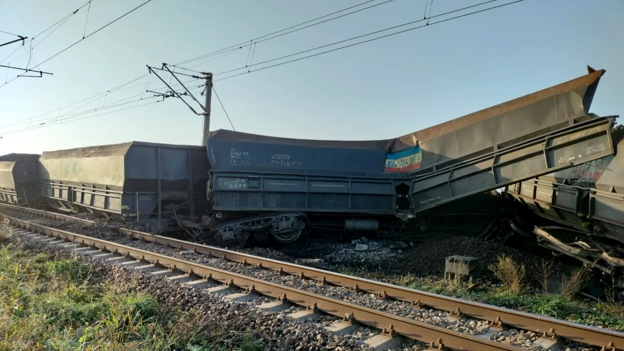 Trei din cele nouă vagoane ale marfarului încărcat cu 3.100 de tone de cărbune care a deraiat lângă Filiași au fost repuse pe șine / Se lucrează la ridicarea altor șase vagoane care s-au răsturnat