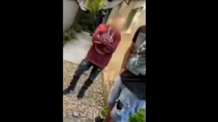 Noi scene de violență între adolescenți. Un băiat de 14 ani, bătut fară milă de alți tineri. Agresorii au fost reținuți