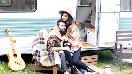 Doi tineri au renunțat la joburi și stilul de viață modern. Cum reușesc să trăiască fără Netflix și WiFi, cu doar 8 lire pe zi