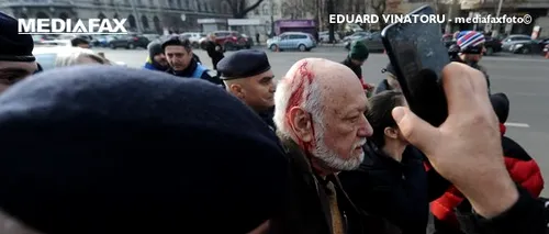 Gelu Voican Voiculescu, agresat în Piața Universității: „Cum ai tupeul să vii aici?  /  Bărbatul care l-a lovit în cap pe fostul vice prim-ministru a fost prins și este audiat de polițiști