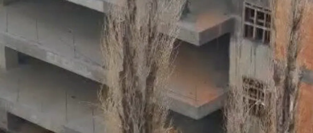 VIDEO. Un muncitor aruncă moloz cu roaba, de la etajul 3 al unui bloc: „Ne omoară încet”