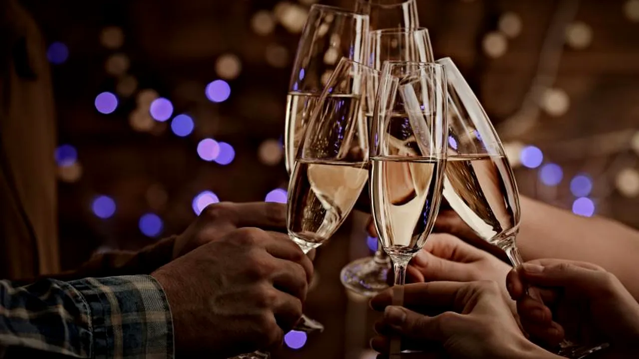 De ce ciocnim paharele la evenimentele importante. Istoria neștiută și bizară a toasturilor