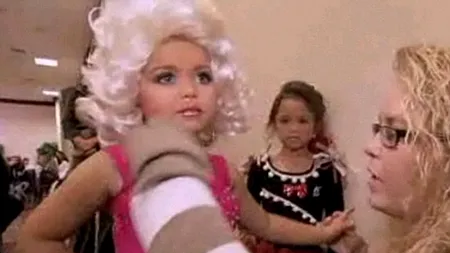 Sâni falși la vârsta de 4 ani. Ce e în stare să facă o mamă pentru ca fetița ei să câștige un concurs de miss