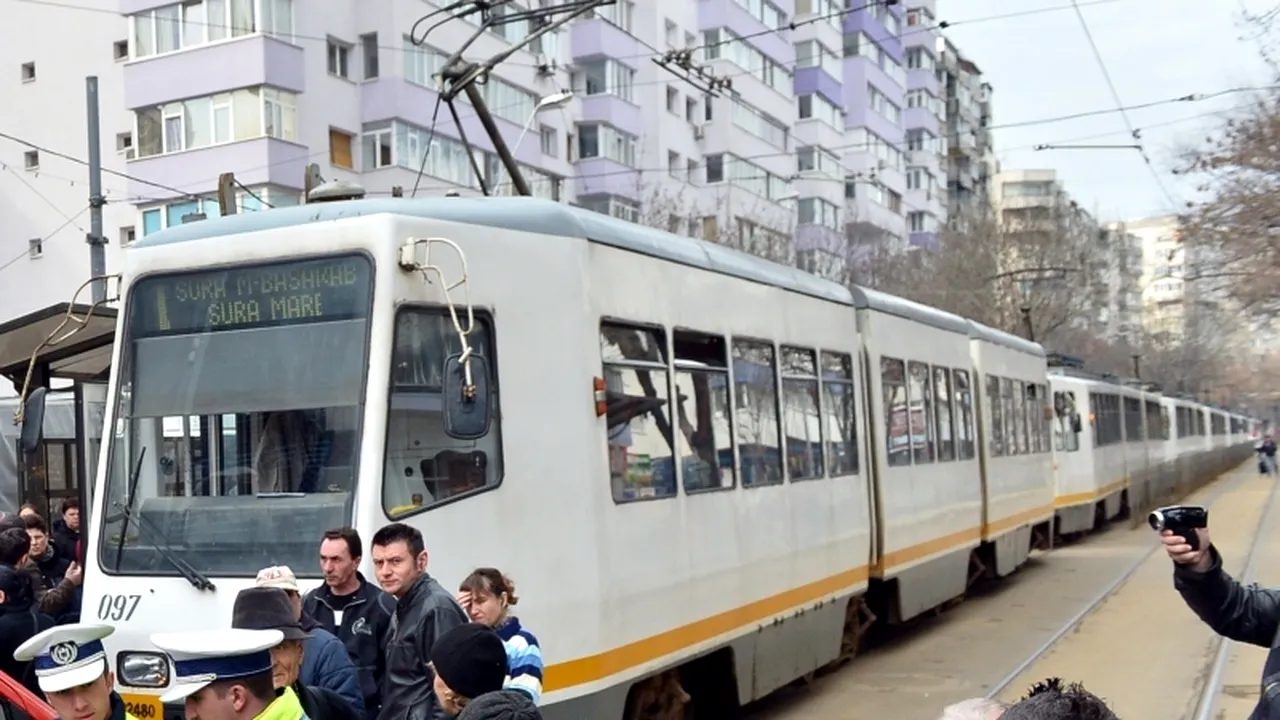 Cine este de vină pentru accidentul de tramvai din București. Polițiștii au găsit urme de bitum pe o șină din zona accidentului