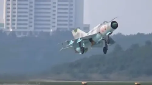Primul show aerian din istoria Coreei de Nord, aproape de a se încheia tragic, după ce un pilot a ratat aterizarea. VIDEO