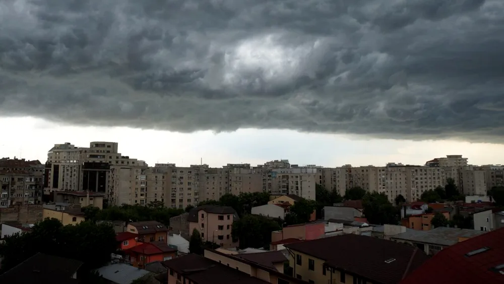 ANM anunță că vremea se schimbă brusc. A fost emis cod galben de vânt puternic și ceață densă. Zonele aflate sub atenționare