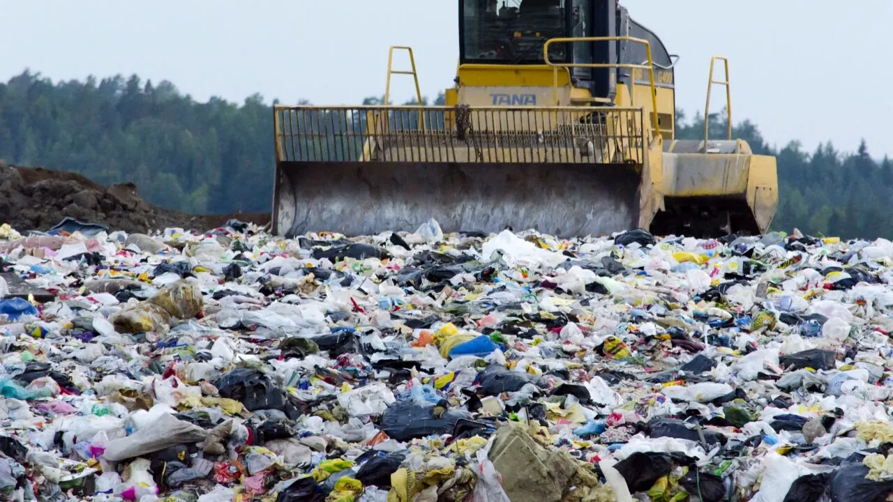 Ploiești, sufocat de gunoaie. Primarul cere Guvernului să instituie starea de ALERTĂ SANITARĂ în Municipiu