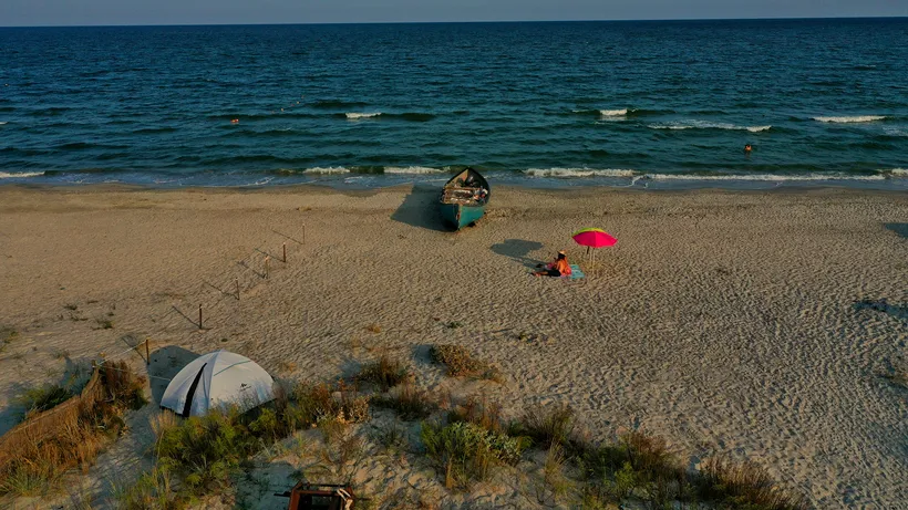 Noapte de coșmar pentru turiștii care au campat pe plaja Vadu: „Toată noaptea s-au mutat corturile”