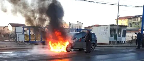 Mașină în flăcări într-o stație de autobuz din Capitală / VIDEO